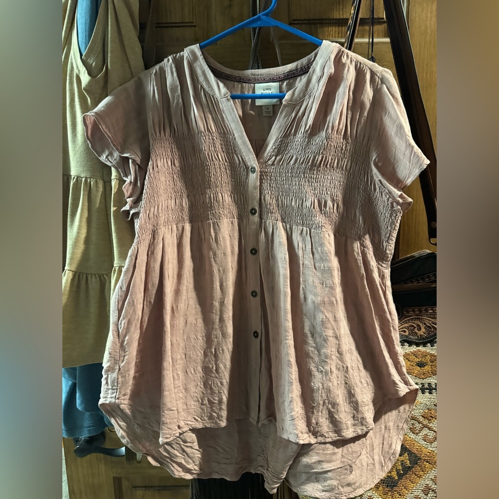V-neck short sleeve shirt